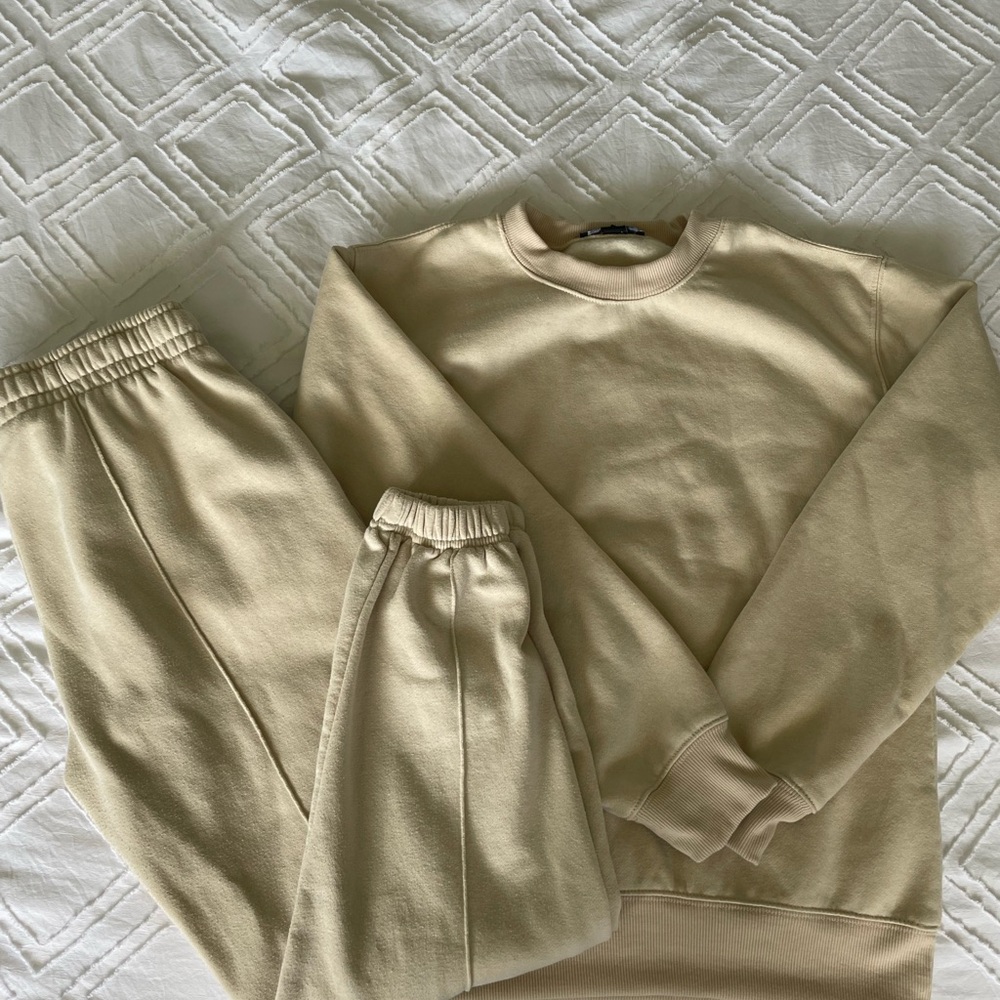 Forever 21 Sweatshirt and Joggers Set